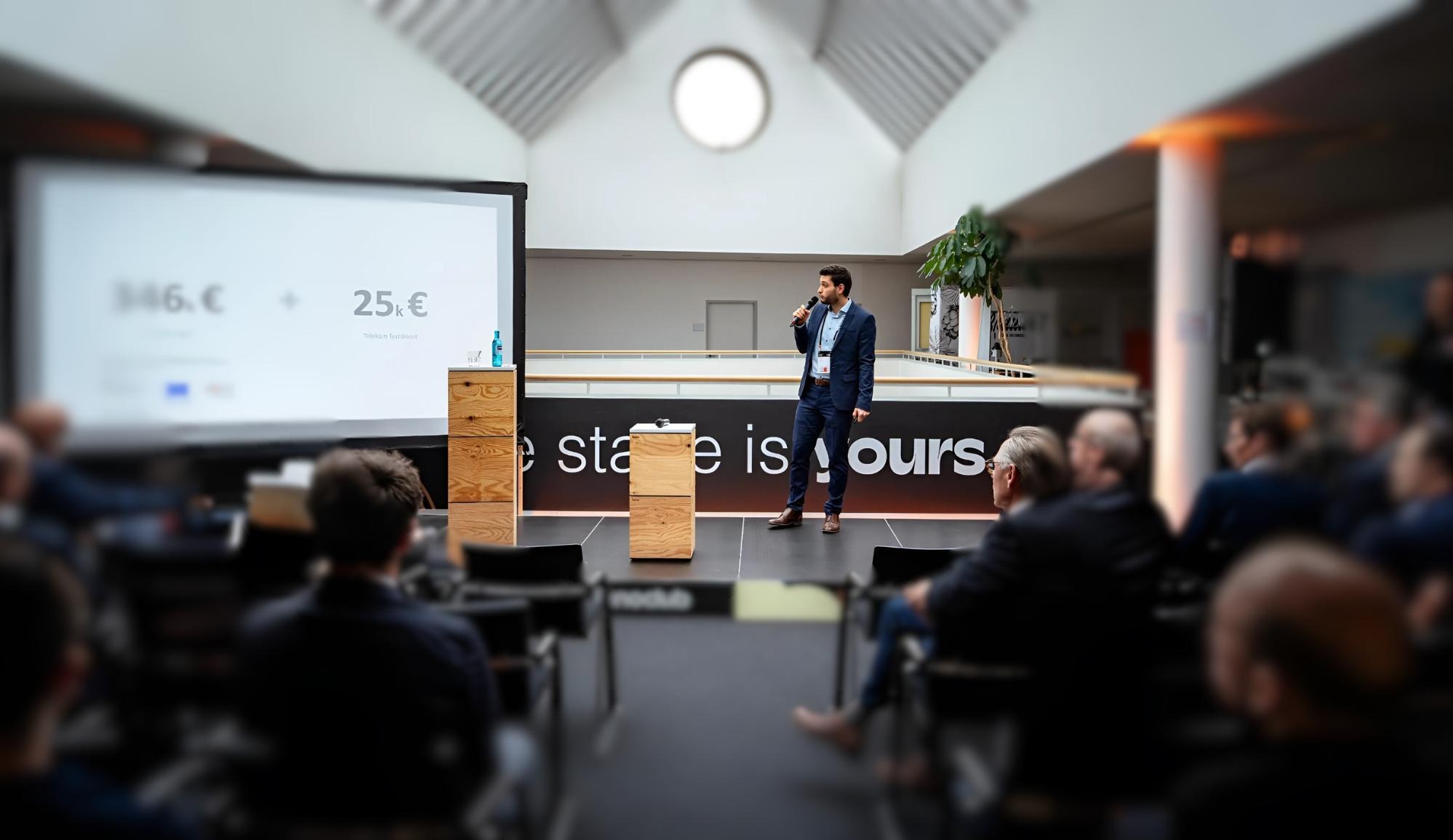 Haris auf der Innovation Club Bühne