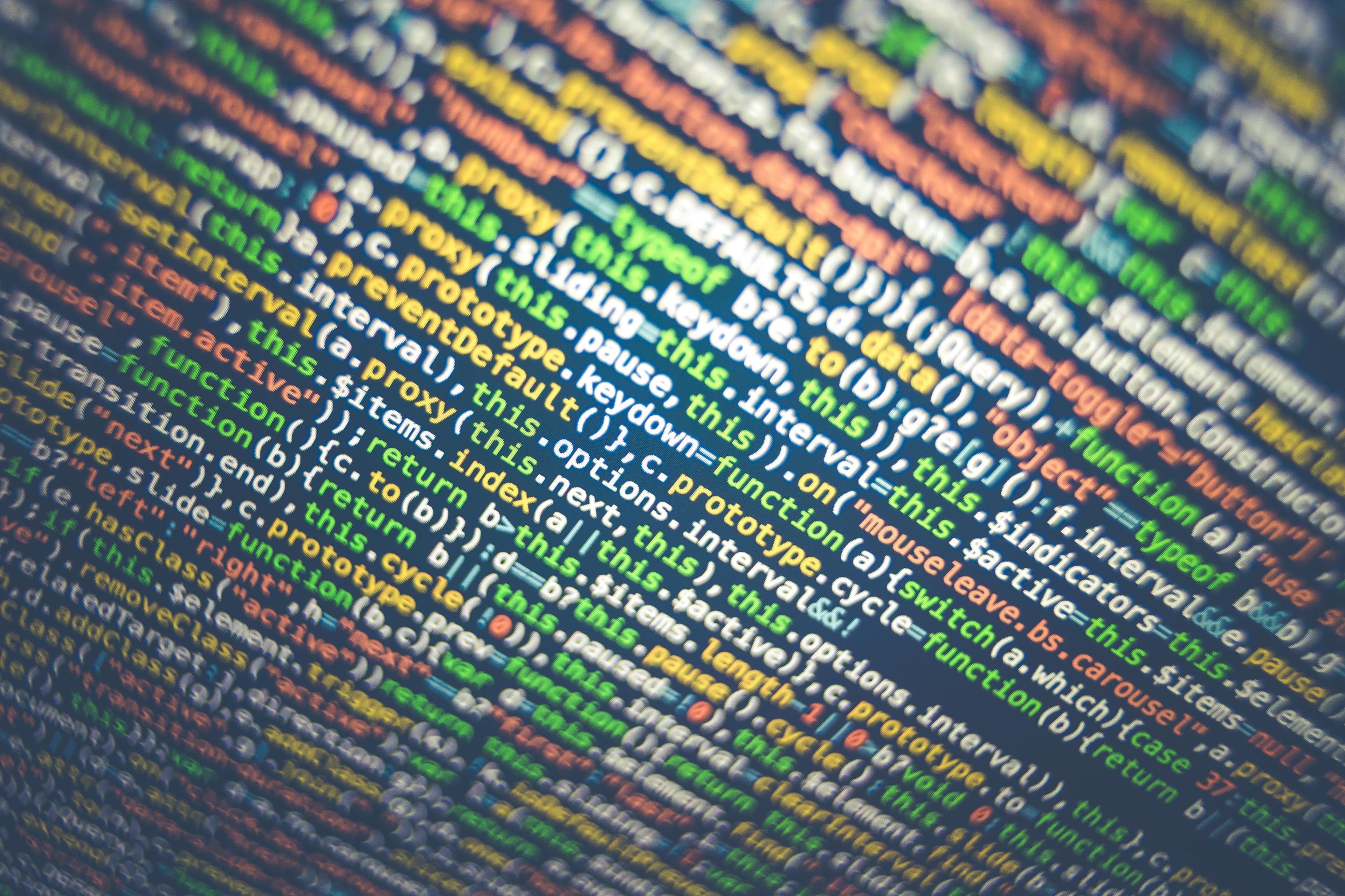 Entwickler arbeitet mit KI-Coding-Assistenten