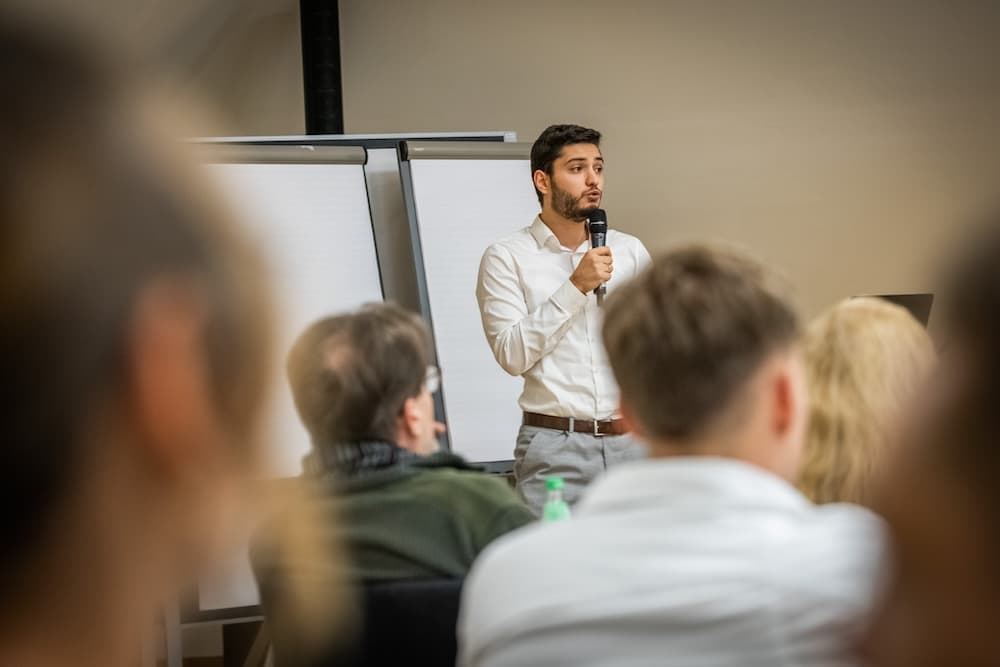 Haris pitcht auf der Bühne